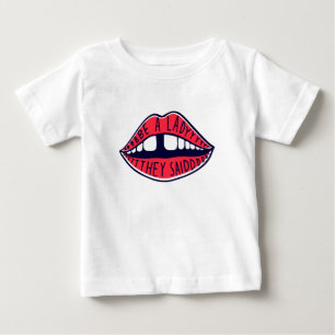 女の子だと言う ベビーTシャツ