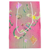 「女の子だ」ピンク図解入りの、写真付きのフローラフォント ミディアムペーパーバッグ (正面)