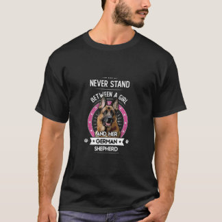 女の子とジャーマンシェパードの間には立たないで Tシャツ