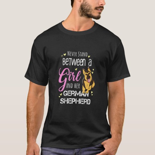 女の子とジャーマンシェパードの間には立たないで Tシャツ (正面)