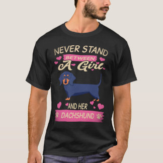 女の子とダックスフントの間には立たないで Tシャツ