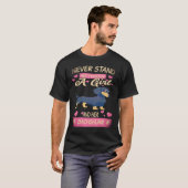 女の子とダックスフントの間には立たないで Tシャツ (正面フル)