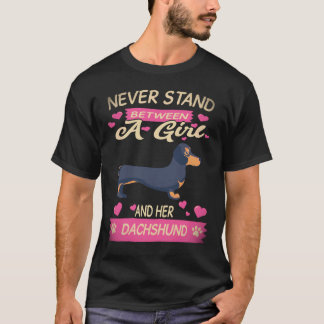 女の子とダックスフントの間には立たないで Tシャツ
