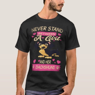 女の子とダックスフントの間に入るな Tシャツ