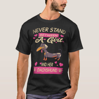 女の子とダックスフントの間に入るな Tシャツ
