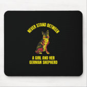 女の子とドイツの羊飼いの間に立ってはいけない マウスパッド (正面)