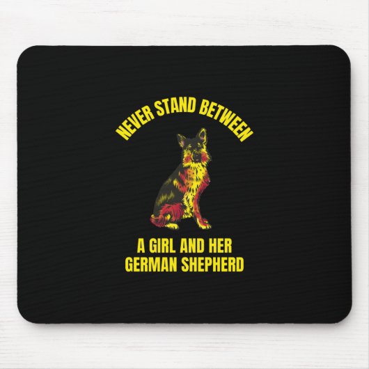 女の子とドイツの羊飼いの間に立ってはいけない マウスパッド (正面)
