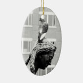 女の子と彼女のハト セラミックオーナメント (右)