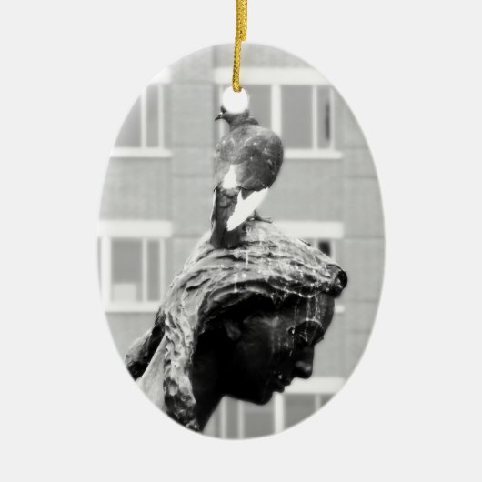 女の子と彼女のハト セラミックオーナメント (正面)