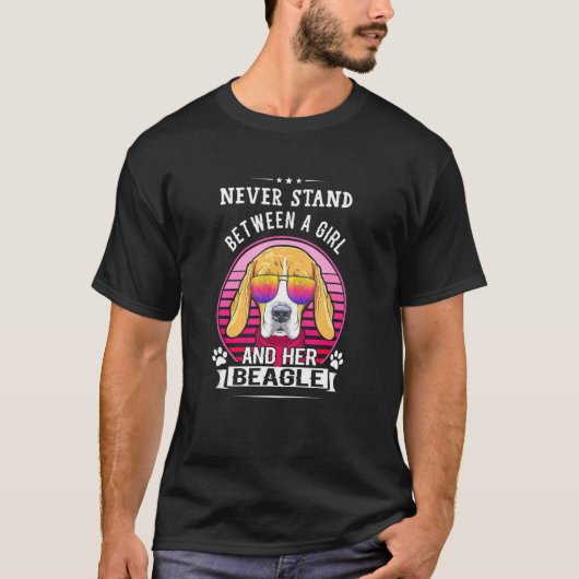 女の子と彼女のビーグル犬の愛の間に決して立たない Tシャツ (正面)