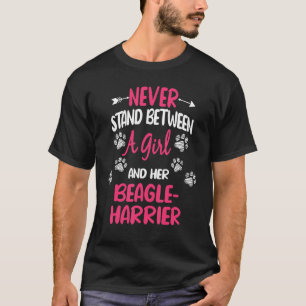 女の子と彼女のビーグル・ハリアーの間に立つことはない Tシャツ
