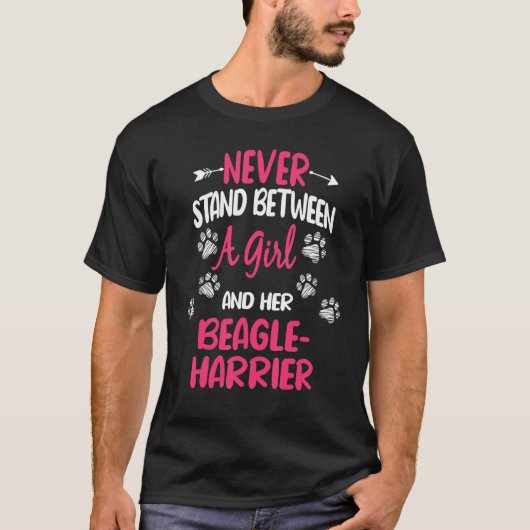 女の子と彼女のビーグル・ハリアーの間に立つことはない Tシャツ (正面)