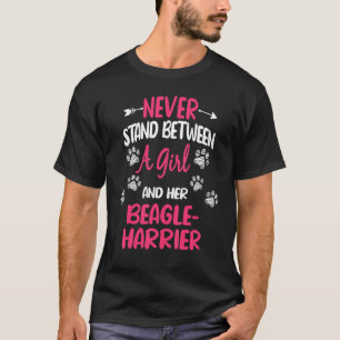 女の子と彼女のビーグル・ハリアーの間に立つことはない Tシャツ