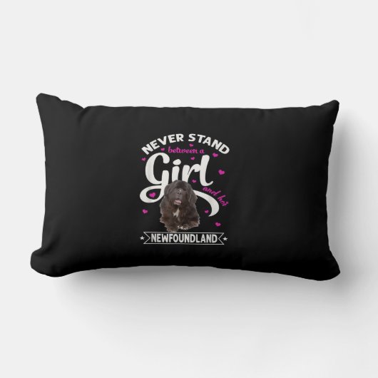女の子と彼女の新しいファンドランドの間に決して立たない ランバークッション (正面)