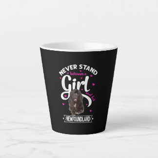 女の子と彼女の新しいファンドランドの間に立つことは決してない カフェラテマグ