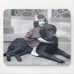 女の子と彼女の犬 マウスパッド