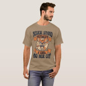 女の子と彼女の猫の猫好きの間Cat Daddy Tシャツ (正面フル)