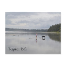 女の子と犬のビーチ