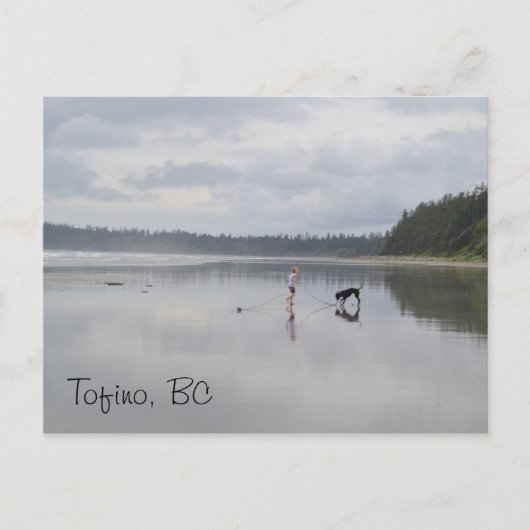 女の子と犬のビーチ ポストカード (正面)