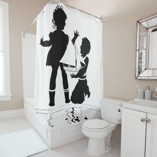女の子と男の子と模型のボートのシルエット シャワーカーテン (インサイチュ)