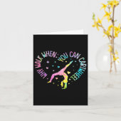 女の子なぜ車で体操Tを歩く – カード (黄色い花)