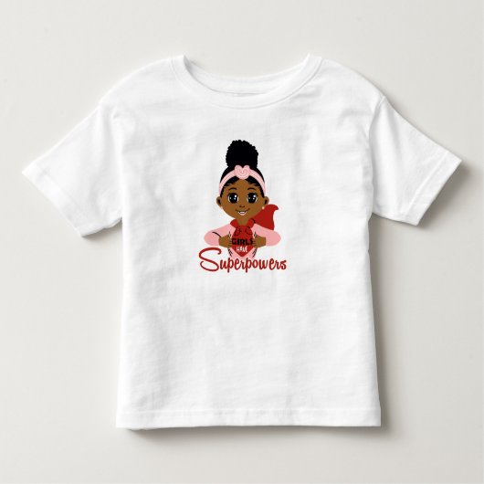 女の子にはスーパーパワーがある 黒人の女の子のスーパーヒーロー マント トドラーTシャツ (正面)