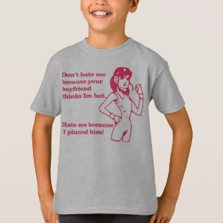女の子によってピンで止められる Tシャツ