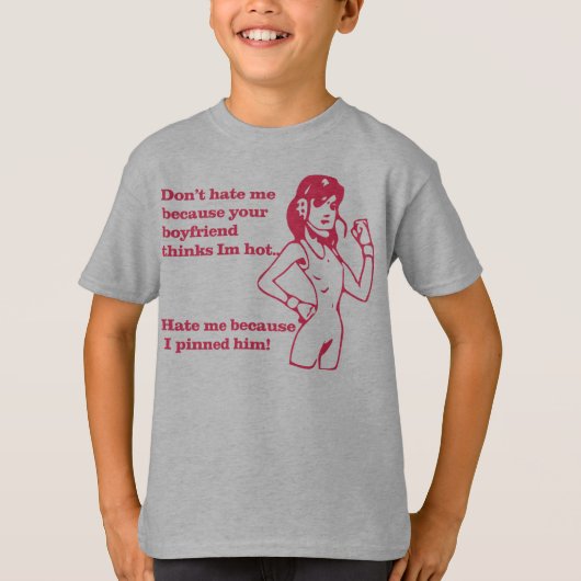 女の子によってピンで止められる Tシャツ (正面)