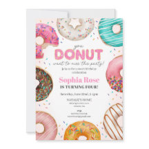 女の子のために振りかけられたドーナツの誕生日パーティー