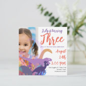 女の子のための轟音のある恐竜の誕生日パーティー 招待状 (スタンド正面)