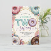 女の子のための2歳の誕生日お祝いにぴったりな「Two Sweet」ドーナツのバースデー招待状 招待状 (スタンド正面)