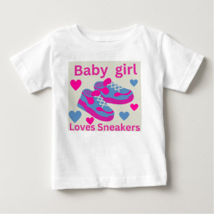 女の子のためのTシャツ女の子と一緒にスニーカーを愛している。 ベビーTシャツ