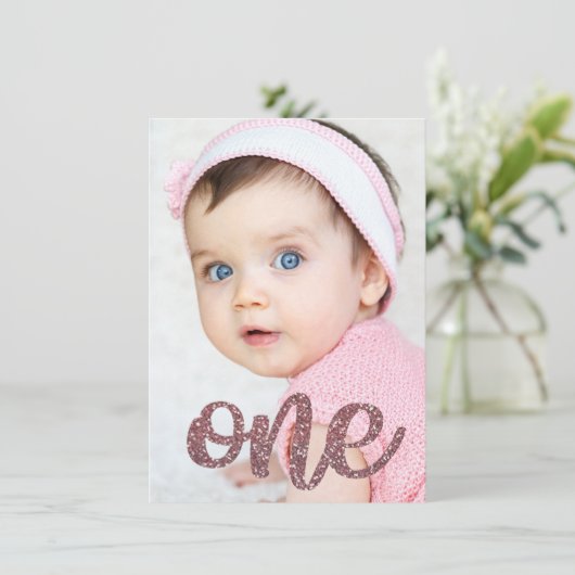 女の子のばら色の金ゴールドのグリッターの写真の最初誕生日 招待状 (スタンド正面)