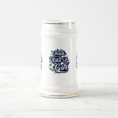 女の子のようにキックする ビールジョッキ (中央)