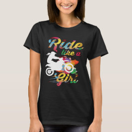 女の子のように乗るバイクもしくは自転車に乗る人チックオートバイギフト女性 Tシャツ