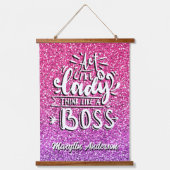 女の子のよう考えにボスすカスタムる 吊り下げ型タペストリー (正面)