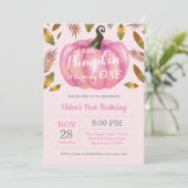 女の子のカボチャの1歳誕生日招待状 ピンク 招待状 (スタンド正面)