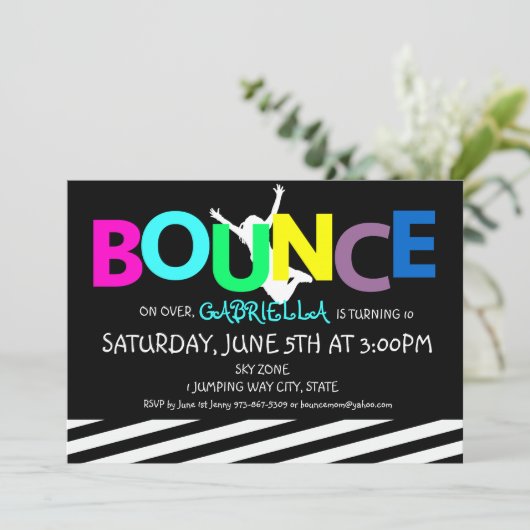 女の子のカラフルなトランポリンの跳ね上がりのパーティの招待状 招待状 (スタンド正面)