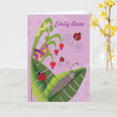 女の子のキャンプのパーソナライズな名前の甘い虫の子供 カード (黄色い花)