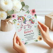 女の子のキュートなピンクのユニコーン 子供の4歳の誕生日パーティー 招待状