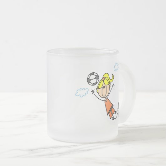 女の子のサッカーのジャンプのTシャツおよびギフト フロストグラスマグカップ (正面右)