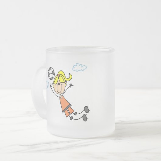 女の子のサッカーのジャンプのTシャツおよびギフト フロストグラスマグカップ (正面左)