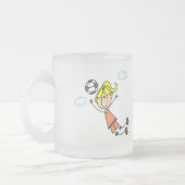 女の子のサッカーのジャンプのTシャツおよびギフト フロストグラスマグカップ (左)