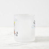 女の子のサッカーのジャンプのTシャツおよびギフト フロストグラスマグカップ (中央)