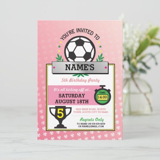 女の子のサッカーのパーティーは誕生日のピンクの招待を遊ばします 招待状 (スタンド正面)