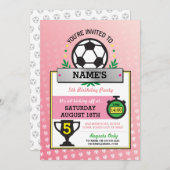 女の子のサッカーのパーティーは誕生日のピンクの招待を遊ばします 招待状 (正面/裏面)