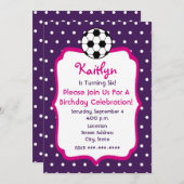 女の子のサッカーの誕生日はピンクの紫色を誘います 招待状 (正面/裏面)