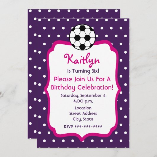 女の子のサッカーの誕生日はピンクの紫色を誘います 招待状 (正面/裏面)