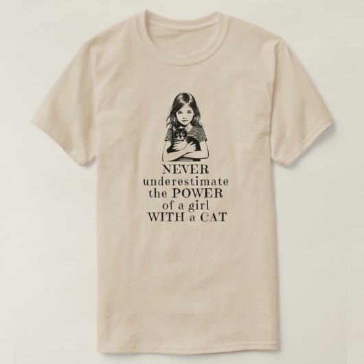 女の子のシャツの力を決して過小評価しない Tシャツ (デザイン正面)