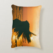 女の子のシルエット、海の夕日、自由。 アクセントクッション (裏面(縦))